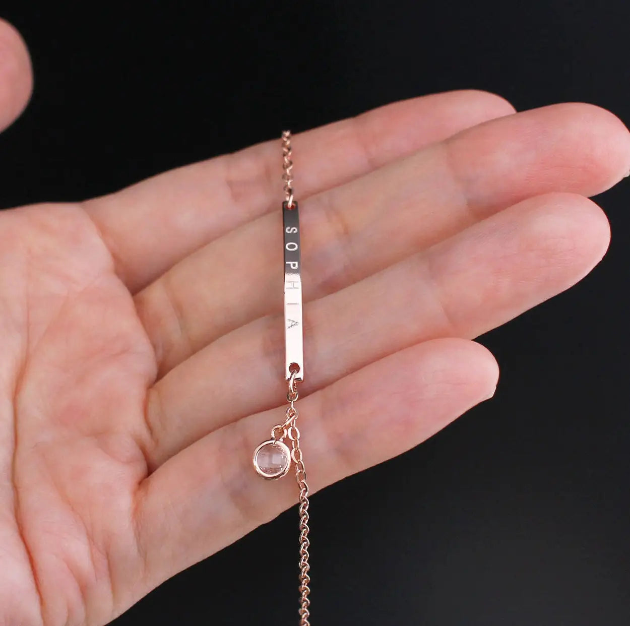 Maßgefertigtes, gebogenes Armband aus 925er Silber mit Geburtsstein